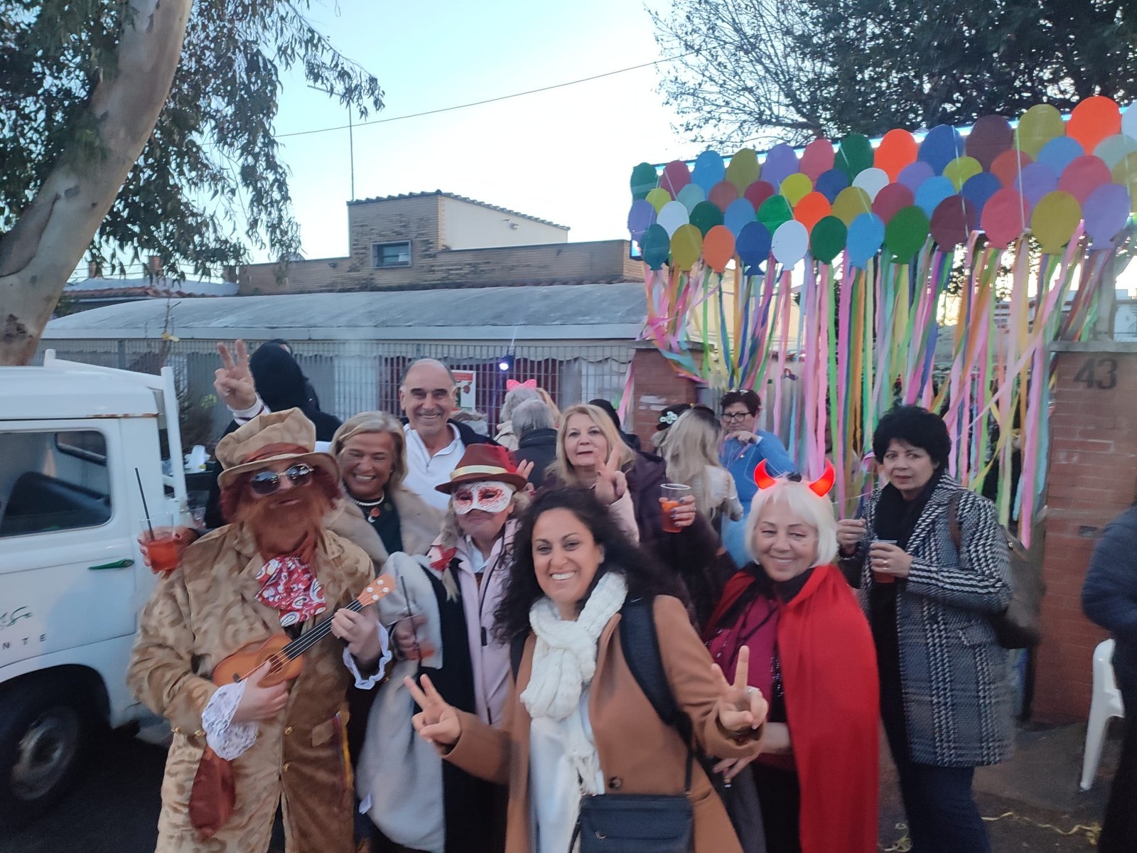 Gruppo di amici in festa davanti al Centro Sociale Campo Ascolano, Viale Po 43, Pomezia
