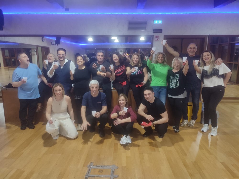 Allievi MamboStar che brindano insieme in sala