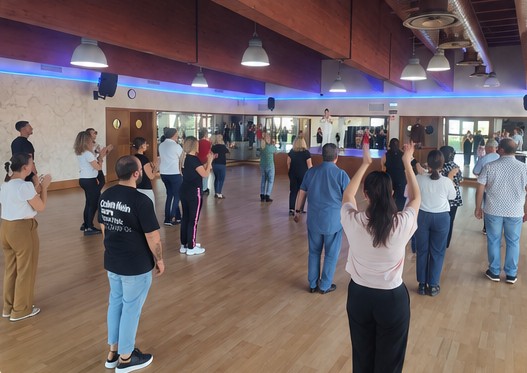 Allievi MamboStar che ballano insieme nella sala