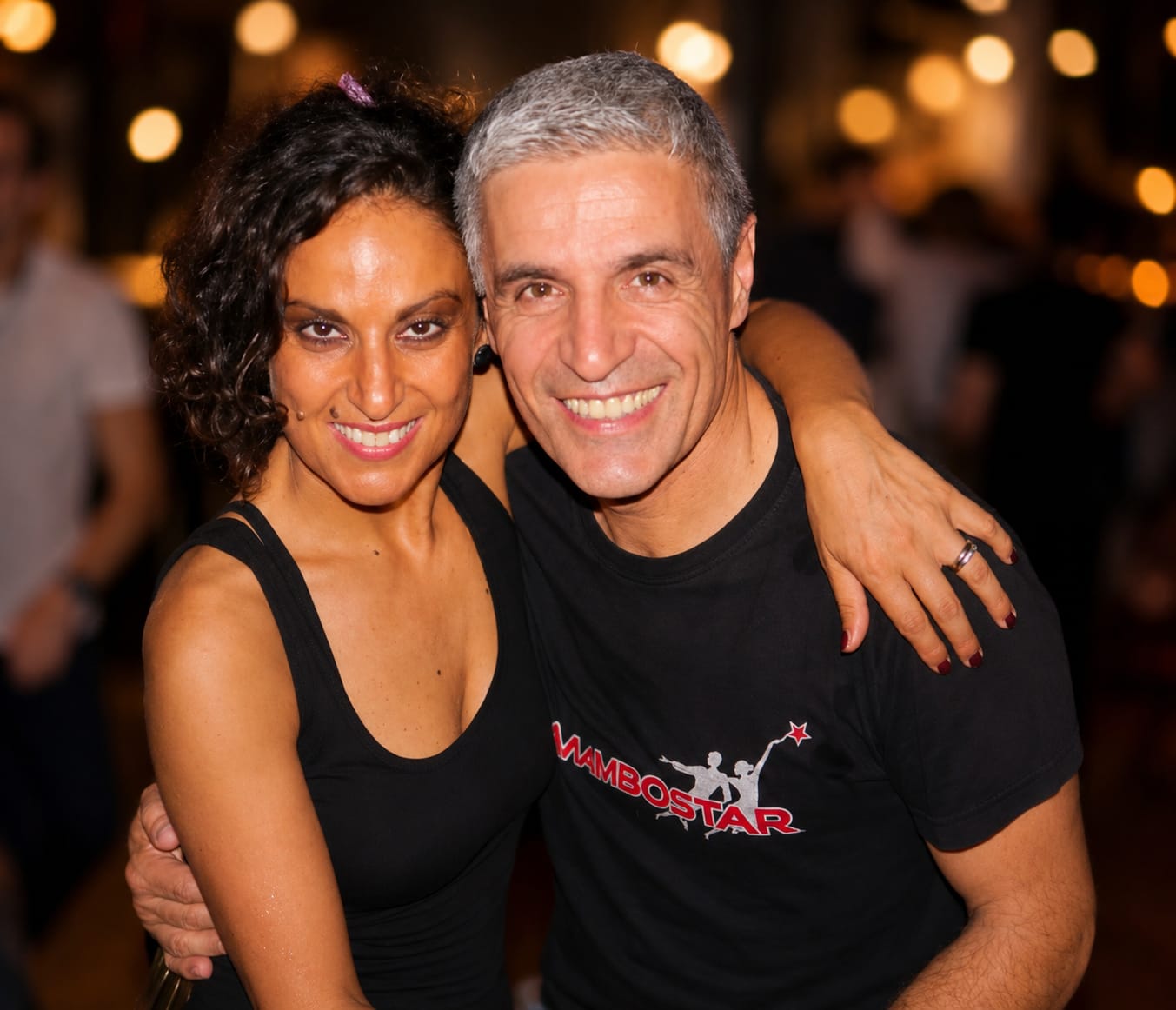 Due maestri di Mambostar sorridono durante una serata di ballo