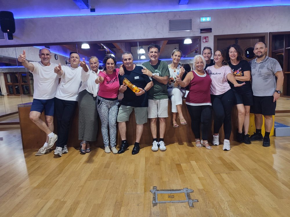 Allievi MamboStar in posa con un trofeo dorato