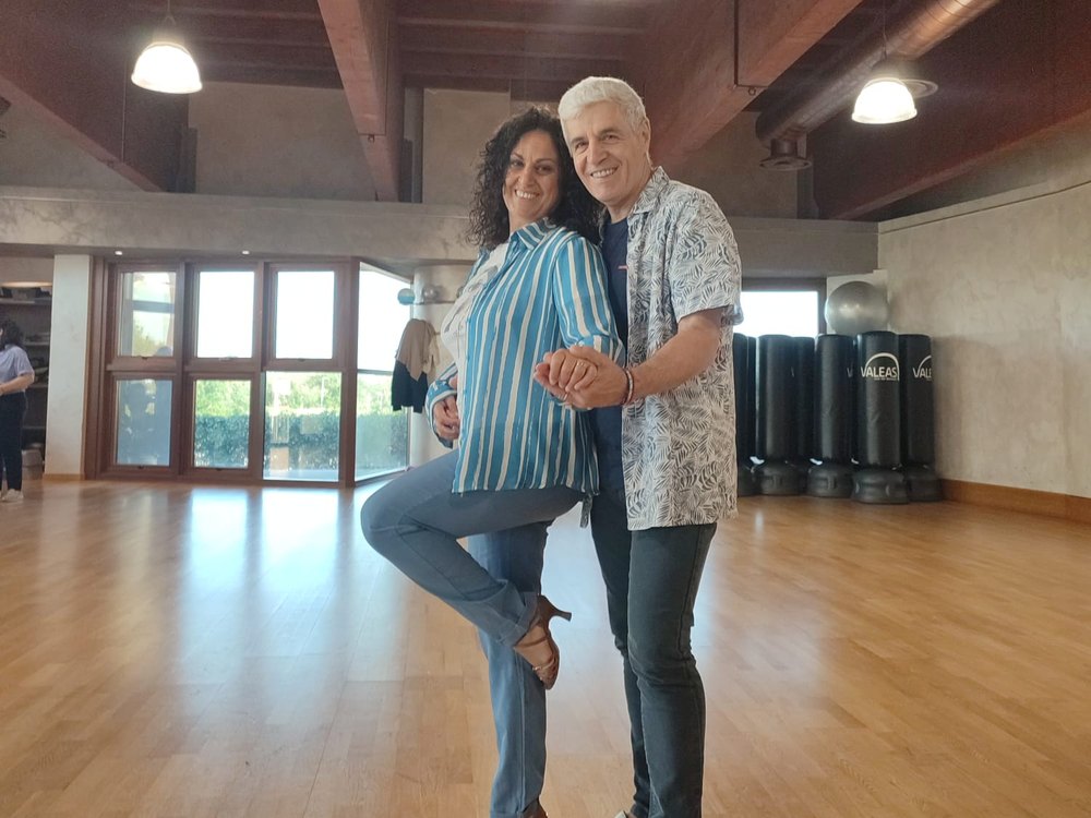 Francesco ed Emanuela in posa di ballo nella sala