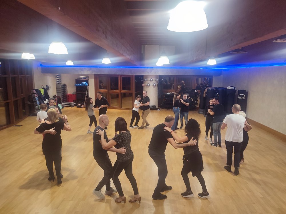 Rueda di coppie che ballano in sala